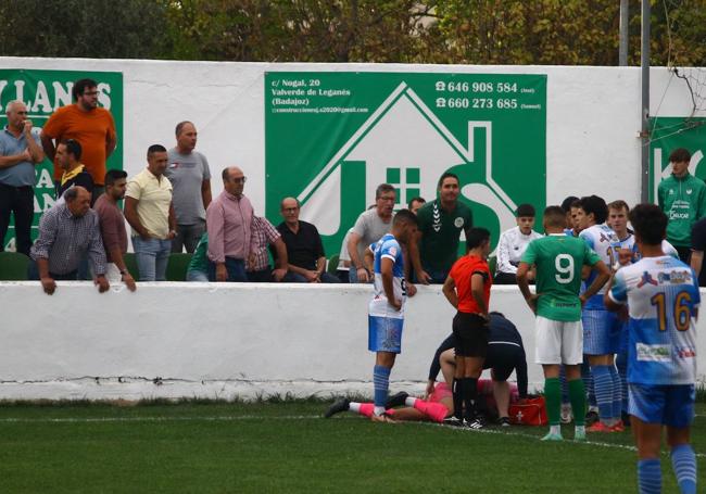 El portero visitante tuvo que ser atendido en dos ocasiones parando el juego durante varios minutos