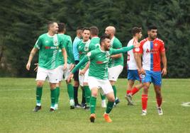 Los valverdeños protestando al árbitro tras anular la jugada que supuso el empate a dos