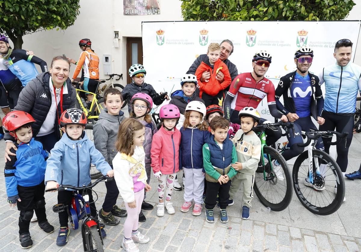 Alejandro Valverde junto a los pequeños de la Escuela Municipal de Ciclismo y su monitor Rubén Tanco