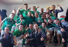 Celebración del triunfo en el vestuario