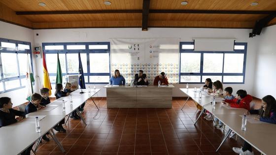 Los escolares toman los asientos en el pleno municipal infantil