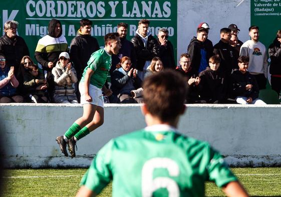 Pegote, que celebra uno de sus goles, fue el jugador más destacado con tres tantos