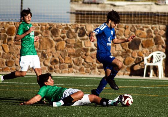 Carlos defiende su porteria en la victoria de los cadetes