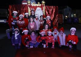 Las chicas de patinaje y zumba junto a Papa Noel