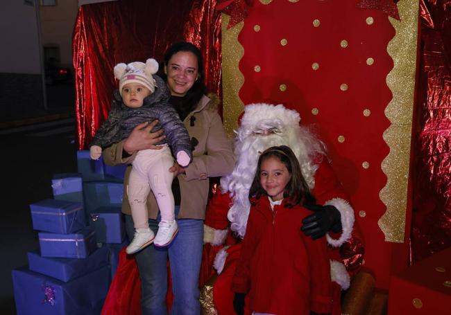 Pequeños y mayores se fotografiaron junto a Papa Noel
