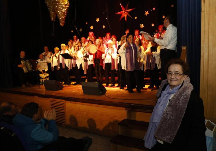 Los mayores del Coro 'Almendro Real' dedicaron parte de su actuación a Josefa, que este año no los ha podido acompañar