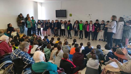Los escolares de Valverde visitan a los mayores del Centro Residencial