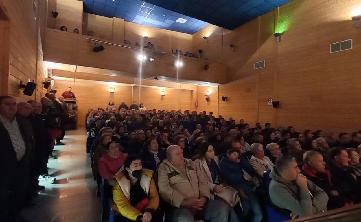 El salón de la Casa de la Cultura se llenó con los socios de la Comunidad