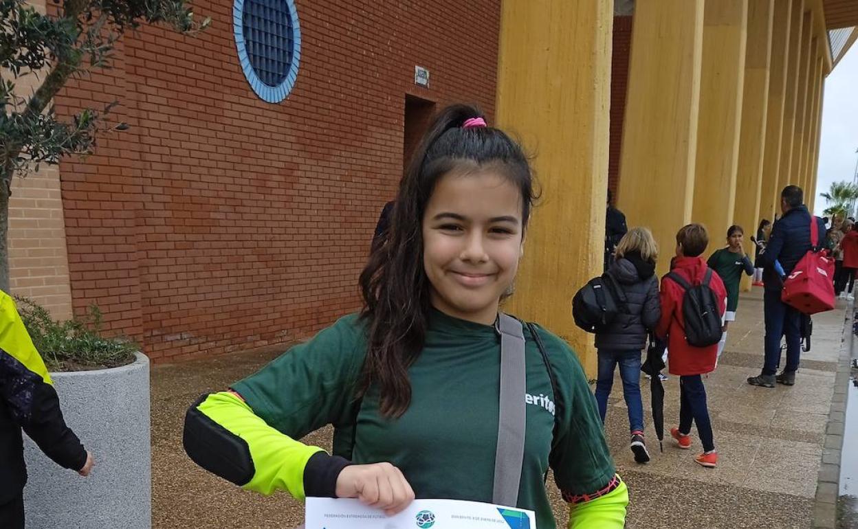 Sofía Moreno Argüelles con su diploma de participación