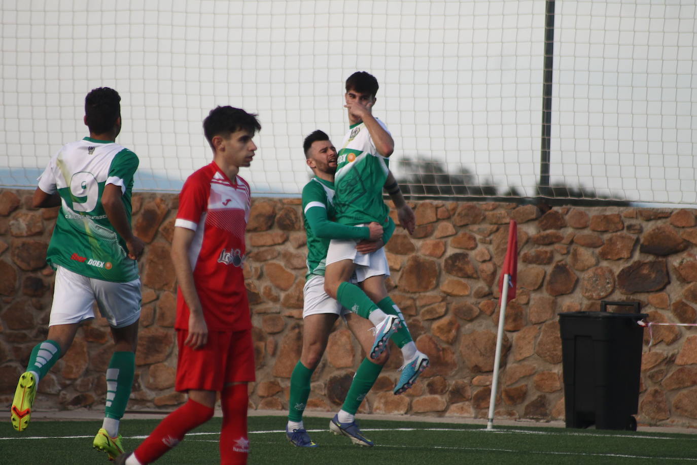 Celebración del primer gol de la tarde Carlos Gil