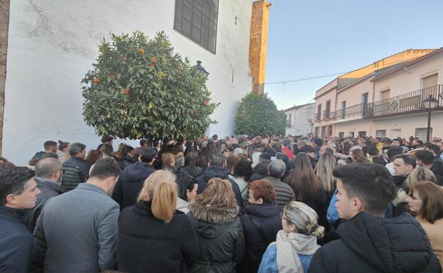 Cientos de personas esperando para entrar al templo