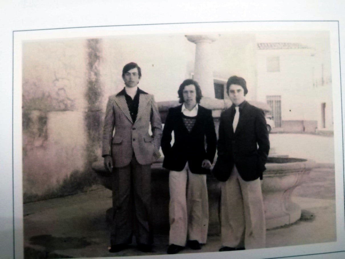 Imagen secundaria 2 - 1 y 3. Fotografías junto a la antigua fuente. 2. Piezas para su reconstrucción