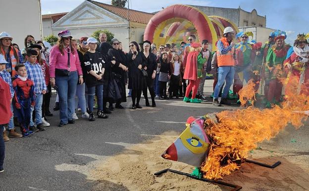 Las llamas queman a la sardina en su entierro celebrado este Domingo de Piñata