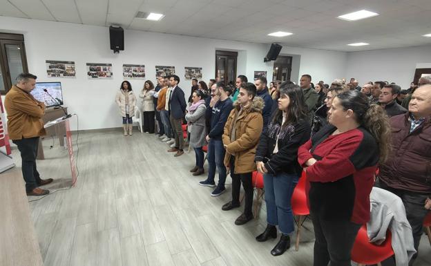 Imagen principal - 1. Minuto de silencio en recuerdo de Sara Montero. 2. Mesa presidencial de la asamblea. 3. Manolo Borrego se dirige a los presentes