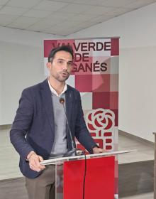 Imagen secundaria 2 - 1. Minuto de silencio en recuerdo de Sara Montero. 2. Mesa presidencial de la asamblea. 3. Manolo Borrego se dirige a los presentes