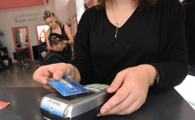 El Banco de España alerta del fallo que cometen los que pagan con tarjeta en el supermercado