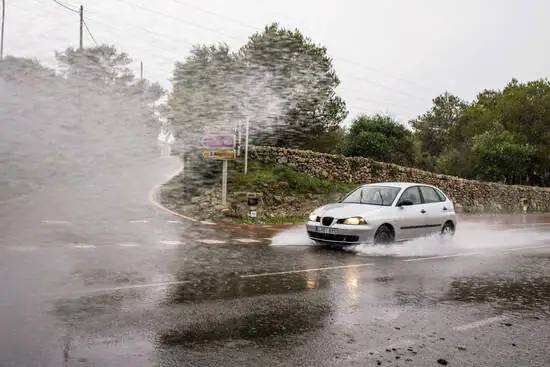 ¿Cómo conducir con seguridad si hay balsas de agua en la carretera?