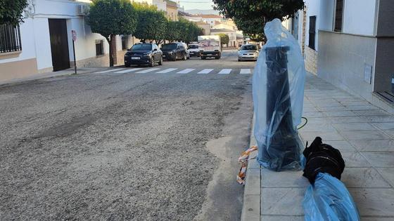 Comienzan a instalar las farolas en la calle Reyes Huertas
