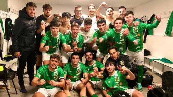 El juvenil del Racing remonta y sigue queriendo la liga