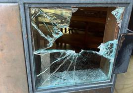 Rotura del cristal de la puerta de la Ermita del Cristo