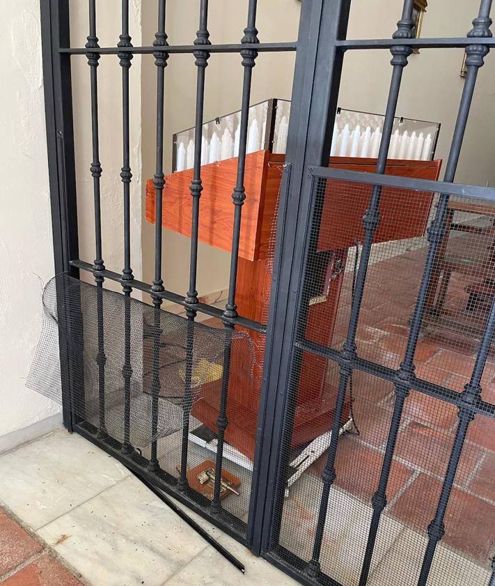 Imagen secundaria 2 - Imágenes del suceso en la Ermita del Cristo