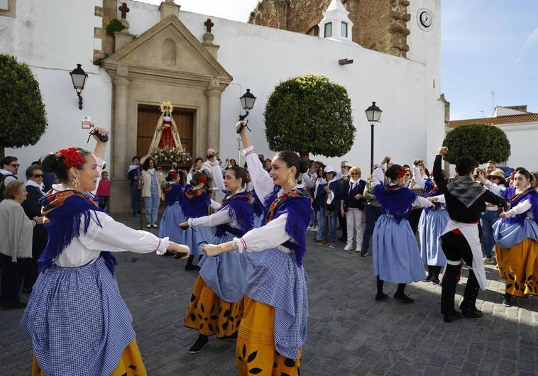 Bailes de los Coros y Danzas a la salida de la imagen de la Virgen de la Encarnación