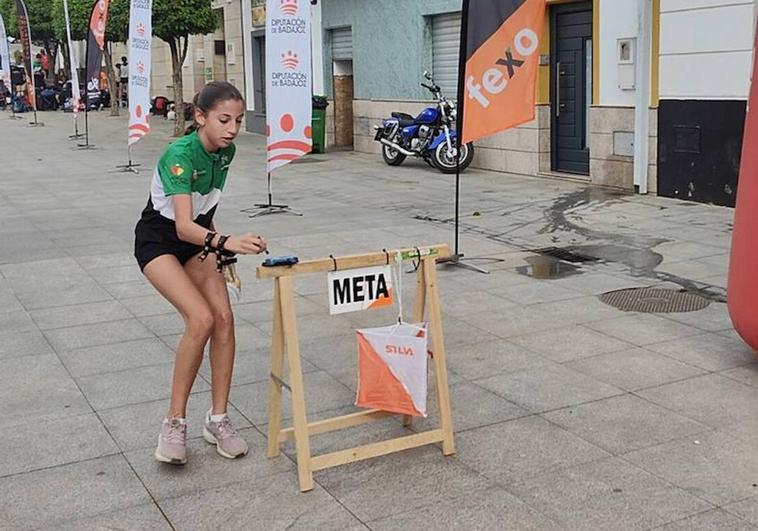 Una participante pase por meta