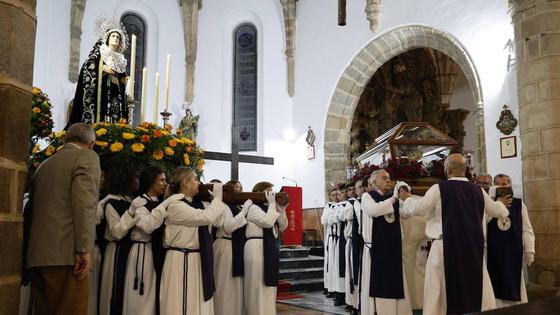 La lluvia obliga a celebrar el Santo Entierro en la parroquia
