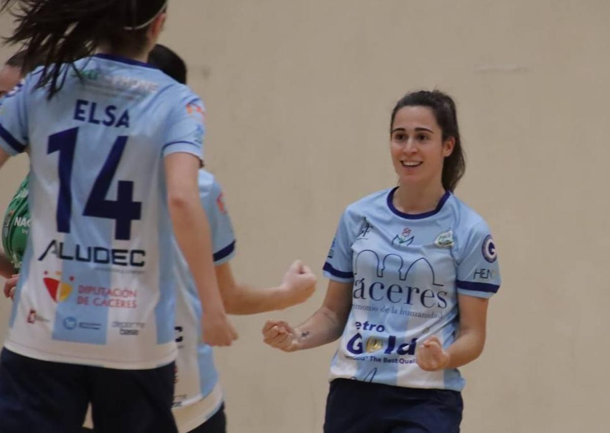 Imagen secundaria 1 - «Para nosotras, el fútbol femenino no es un simple deporte, es una forma de vida»