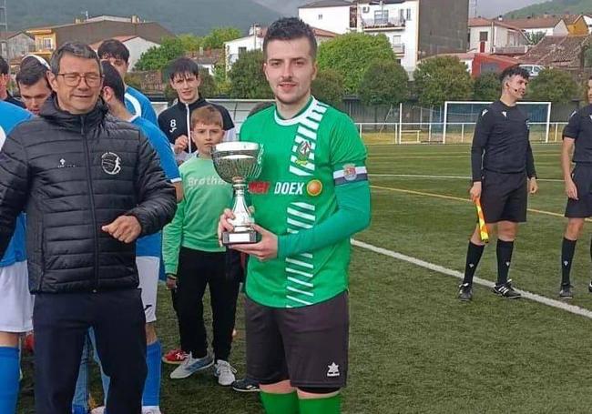 Alejandro tras recibir el trofeo por parte del Hervás