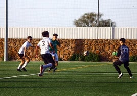 El portero evita el gol de Damián contra la EMD Sanvicenteña