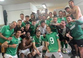 Los valvereños celebran la última victoria en Don Álvaro, aunque no les ha servido para mantener la categoría