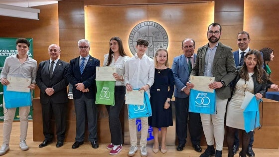 El IES 'Campos de San Roque' recibe el primer premio en el certamen 'Investigar en Ciencias' de la UEX