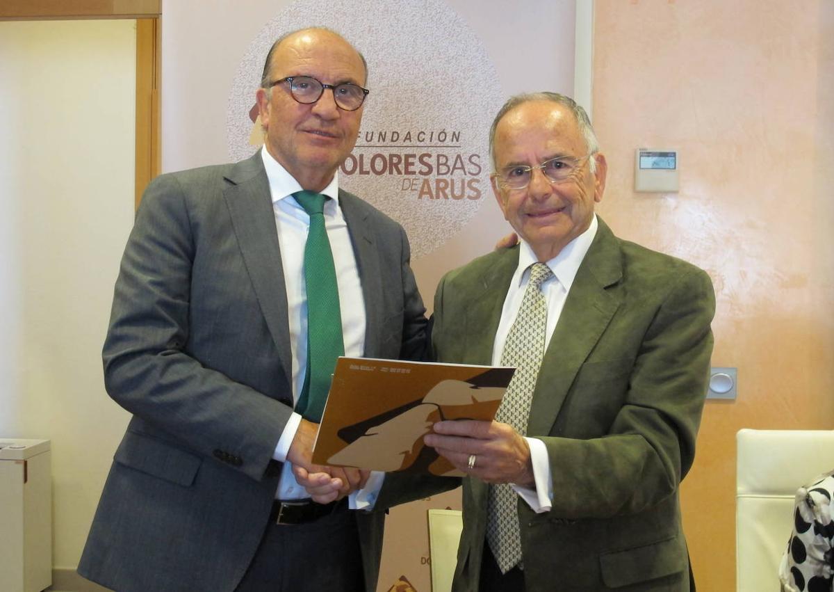 Imagen secundaria 1 - Entrega de los cheques