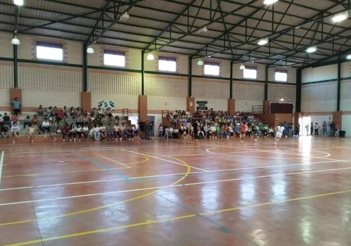 El CD Almendral sigue vivo gracias a los goles de Natalia y Maribel