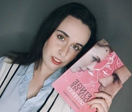 Andrea Romero con su obra 'Finge que me quieres'