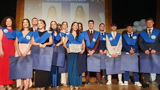 Los alumnos del IES 'Campos de San Roque' celebran su graduación