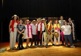 Los chicos y chicas de Adisval, junto a sus monitoras y el alcalde