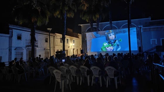 Más de un centenar de vecinos estrenan el cine de verano