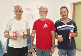 José Antonio González, de la Hermandad de Sangre local, junto a dos vecinos tras sus donaciones