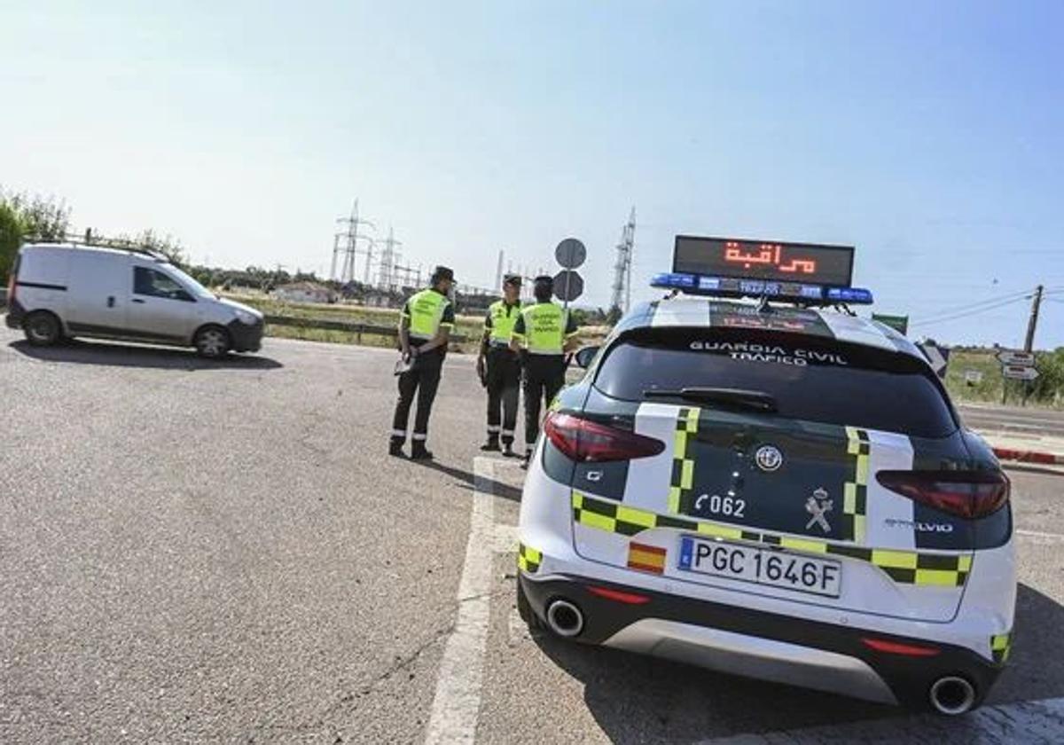 Control de velocidad, esta mañana, en la carretera EX-107, entre Badajoz y Olvenza.