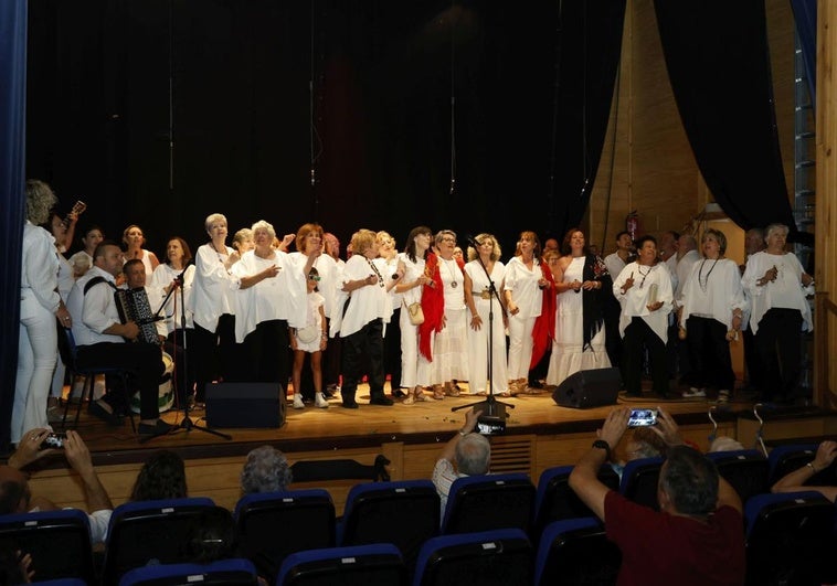 Los Coros y Danzas y la Tuna de Mayores interpretan 'La Uva' para cerrar el acto