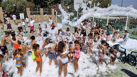 La segunda quincena en el campamento de verano finaliza con una fiesta de espuma