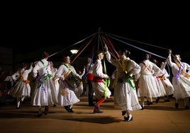 Actuación de los Coros y Danzas de Valverde de Leganés