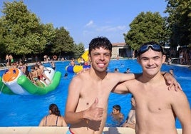 Óscar y Antonio no se perdieron la fiesta acuática