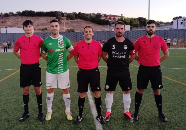 Trío arbitral y los capitanes de ambos equipos