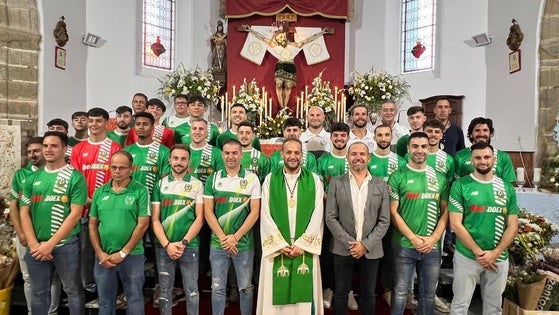 El Racing realiza su ofrenda floral al Santísimo Cristo de la Misericordia