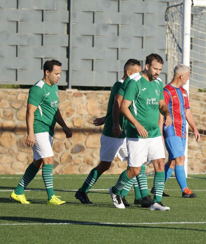 Imagen secundaria 2 - 1. Banquillo local. 2. Ito saca una falta. 3. Celebración del tanto de Nico.