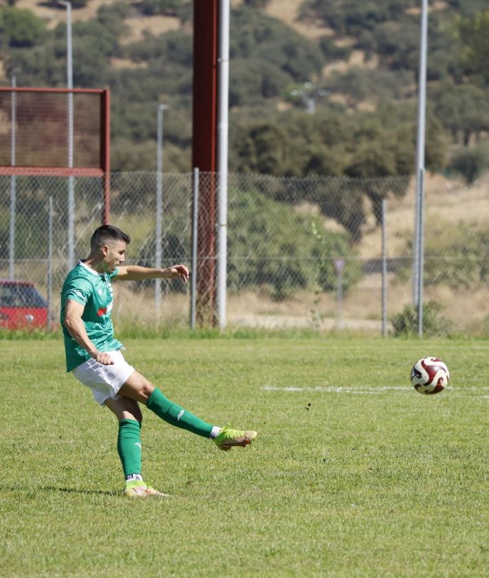 Imagen secundaria 2 - 1. Gol de Alex Romero. 2. Celebración del gol de Mati de penalti. 3. Mati lanza la falta con la que empata el partido