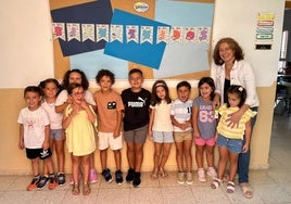 A la derecha, Alejandra, junto a sus compañeros y maestra